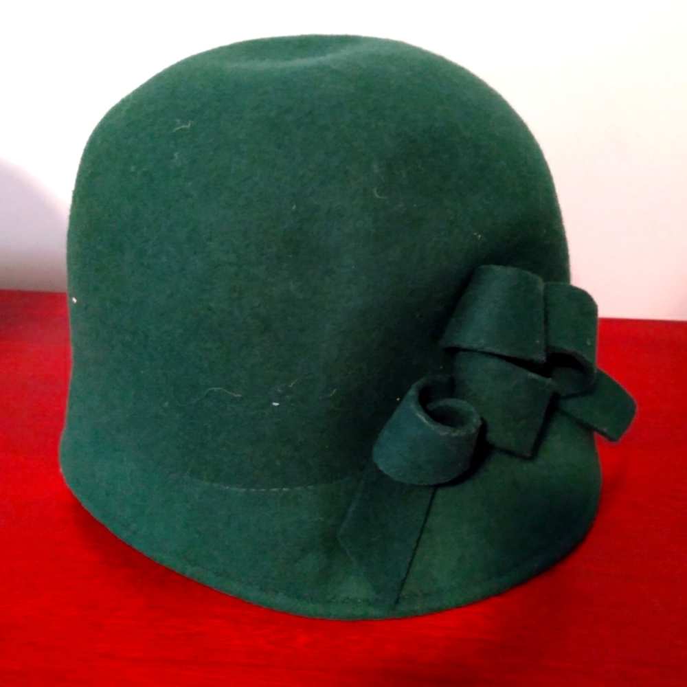 Vtg Women's 1920s style green hat, 100% wool, OS, Made in Italy